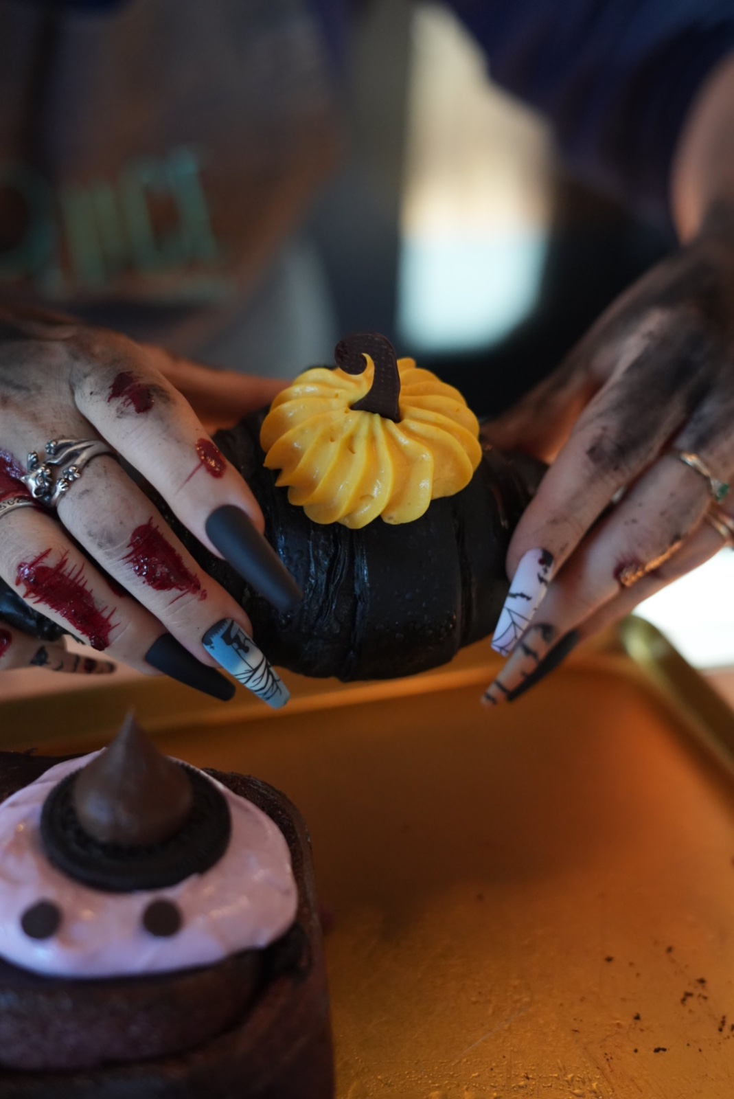 Croissant Helloween z dynią i marakują — zdjęcie 2